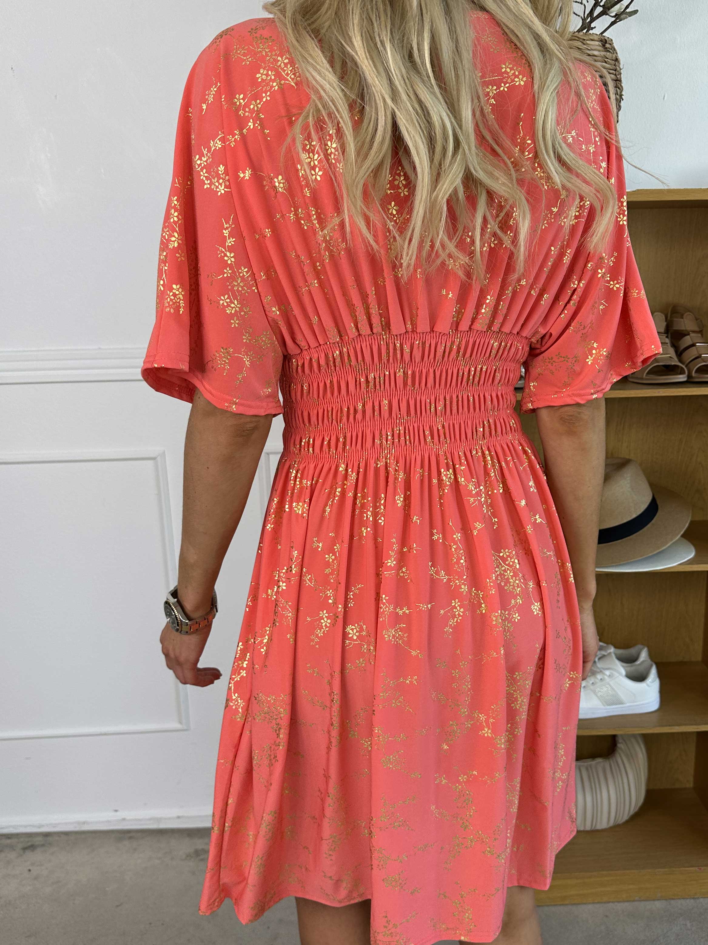 Pams Gold Short - Elastisk kjole detaljeret med guld blomster